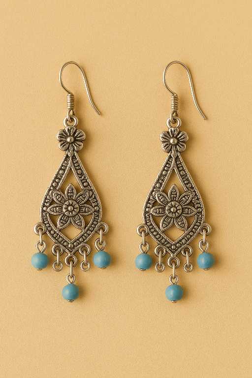 Zilverkleurige mandala oorbellen met turquoise kralen en hanger – boho en festival style sieraden