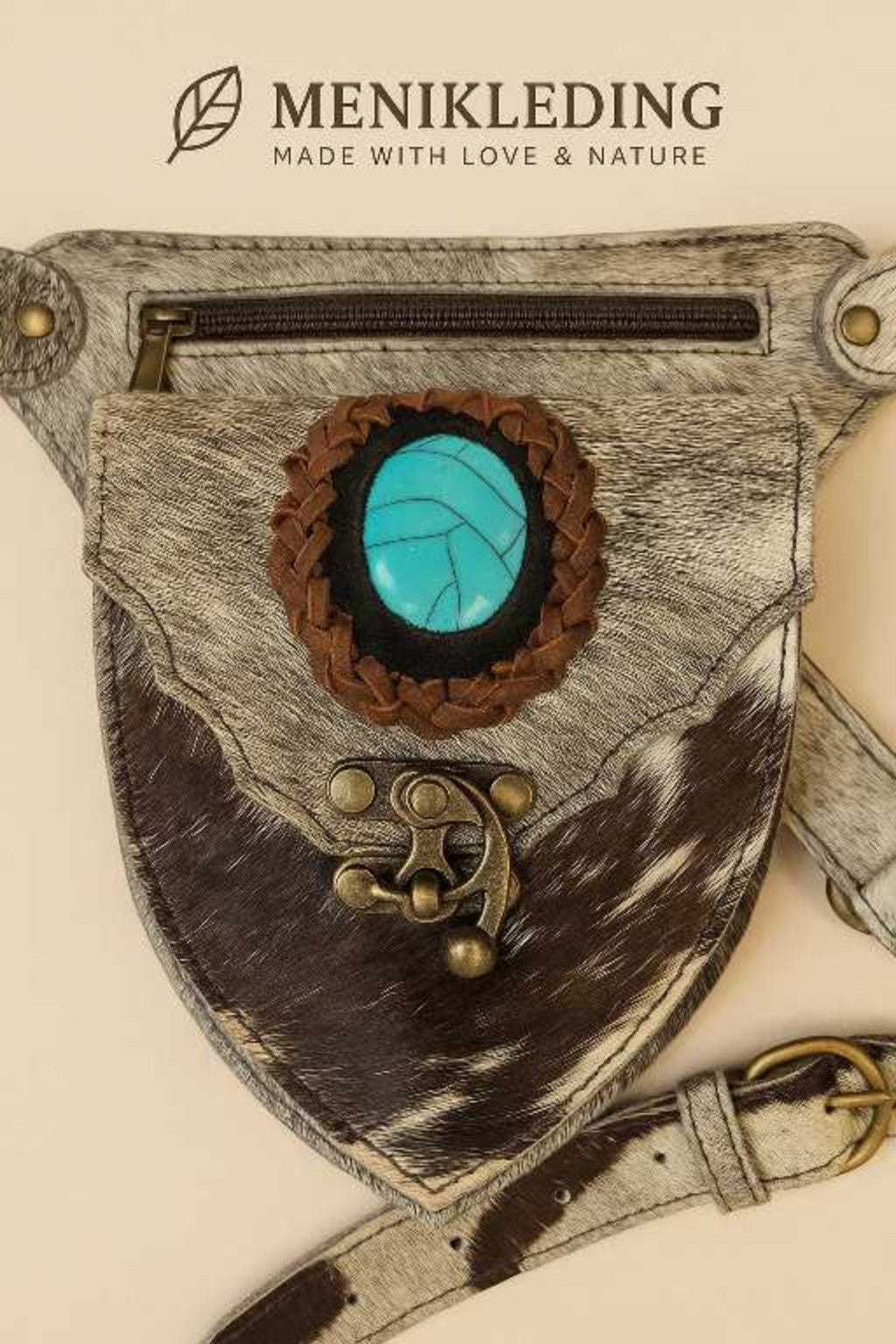 Boho heuptasje grijs-zwart gevlekt met turquoise steen, koeienleer handmade – Menikleding