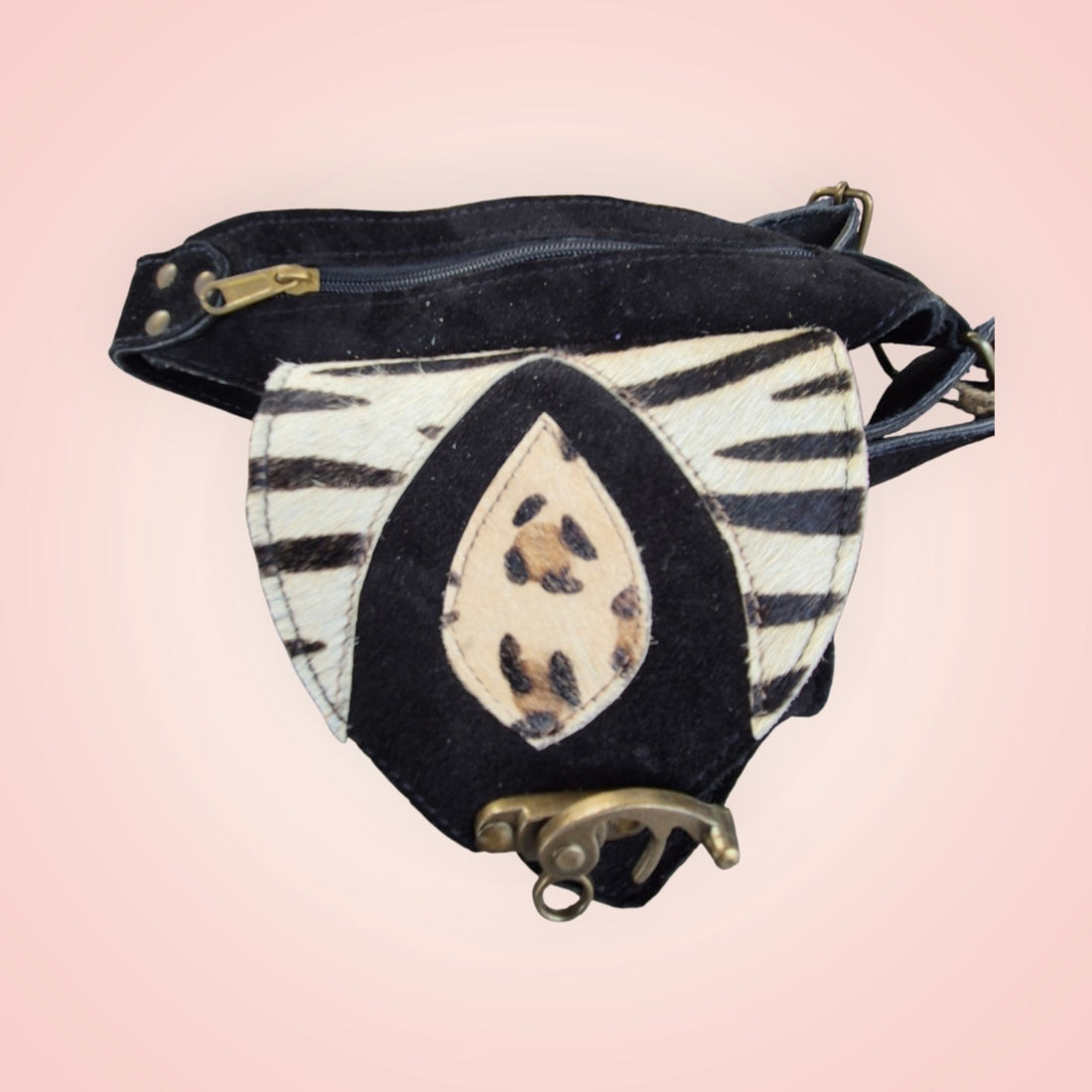 Boho heuptasje grijs-zwart gevlekt met turquoise steen, koeienleer handmade – Menikleding