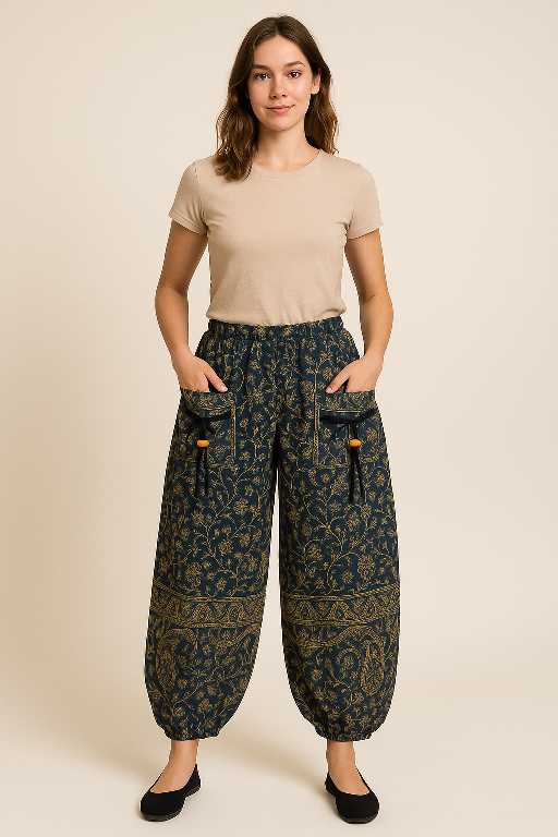 Boho harem broek met goud/blauwe paisley print – model draagt comfortabele unisex viscose broek | Menikleding