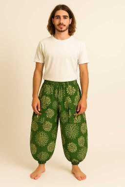 Groene boho harem broek met bloemenprint – unisex model draagt handgemaakte Nepal broek | Menikleding