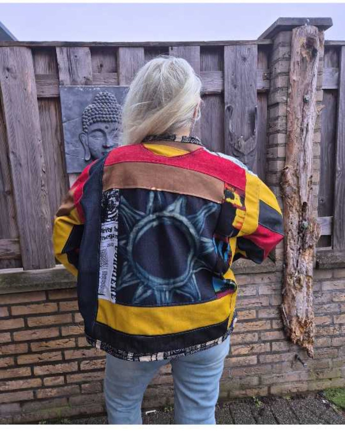 Achterkant van handgemaakte kimono met grote print – Menikleding