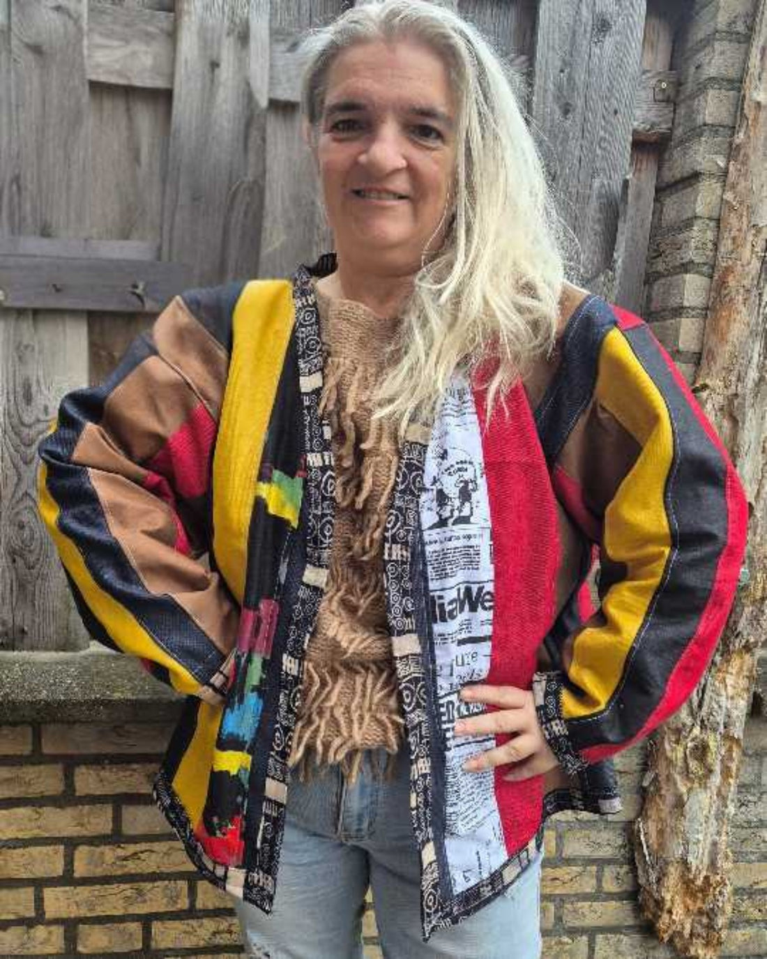 Handgemaakte patchwork kimono in multicolor – voorkant gedragen