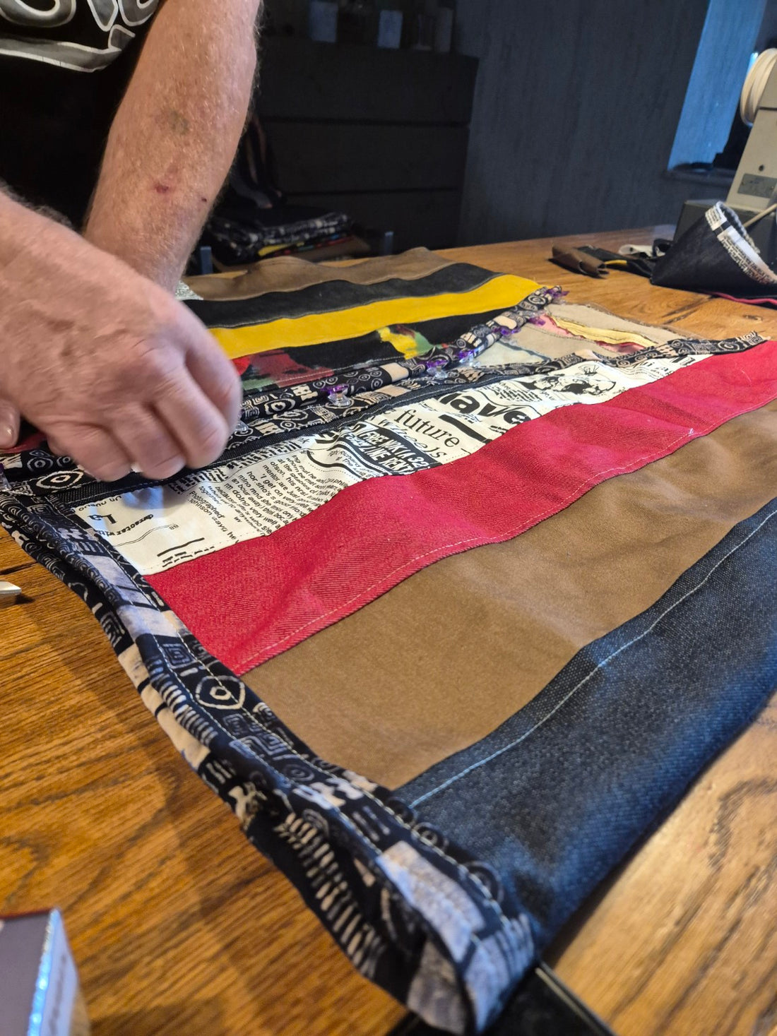 Handwerkproces van de patchwork kimono in het atelier van Menikleding