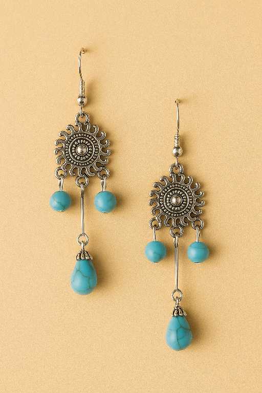 Close-up mandala zonne oorbel met turquoise druppel en kralen – handgemaakt boho – Menikleding