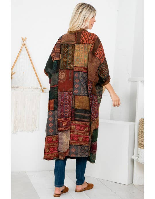Achterkant van lang patchwork vest met warme aardekleuren en Nepalese details – Menikleding