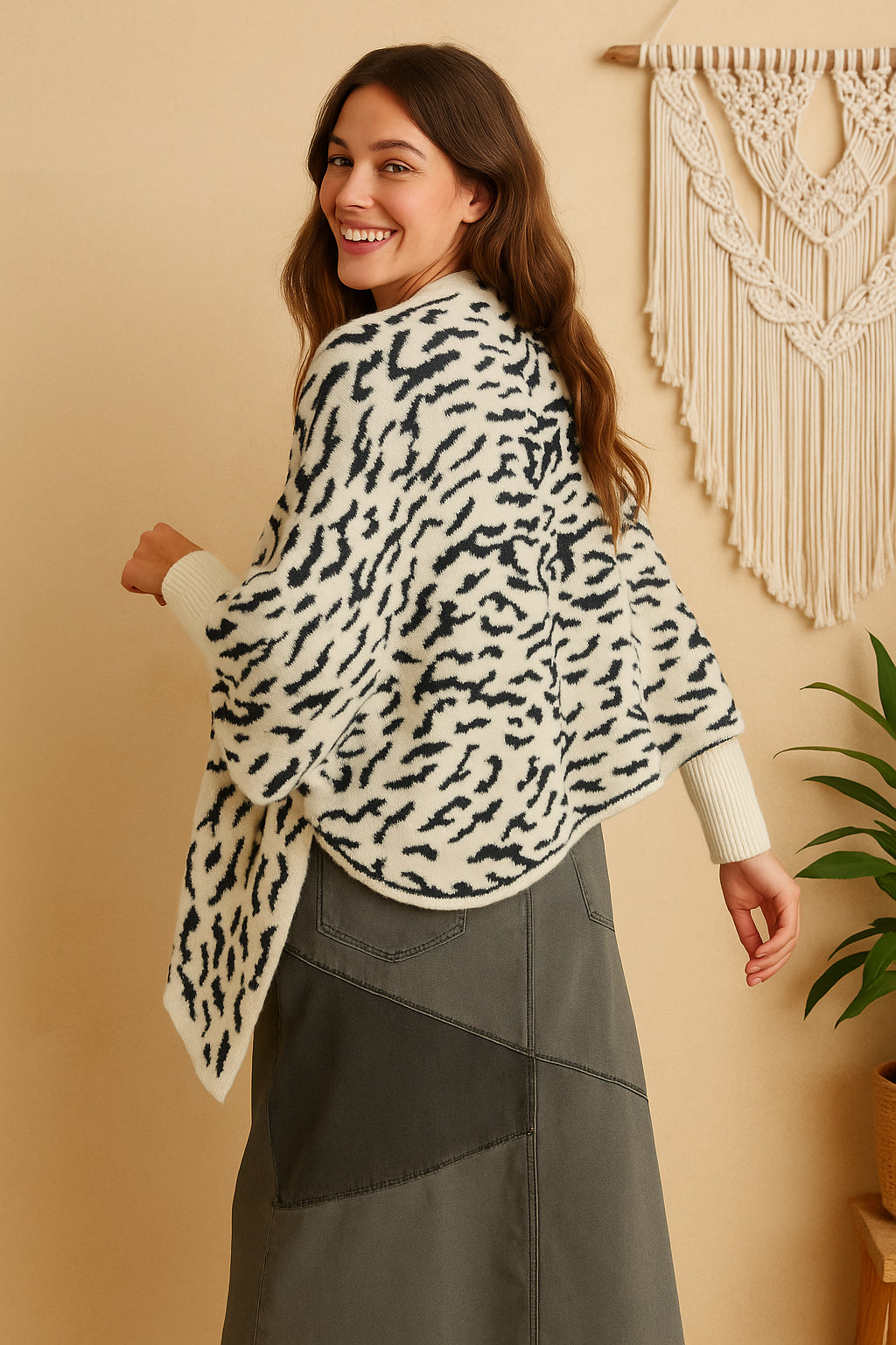 Boho poncho met zwart-wit print en grijze patchworkrok – achterkantweergave met vrouwelijk model in natuurlijke beige setting, handgemaakt in Nepal | Menikleding