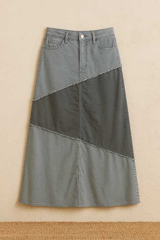 Patchwork denimrok in stonewashed grijs-mix met frayed details en elastische taille – handgemaakt duurzaam ontwerp van Menikleding