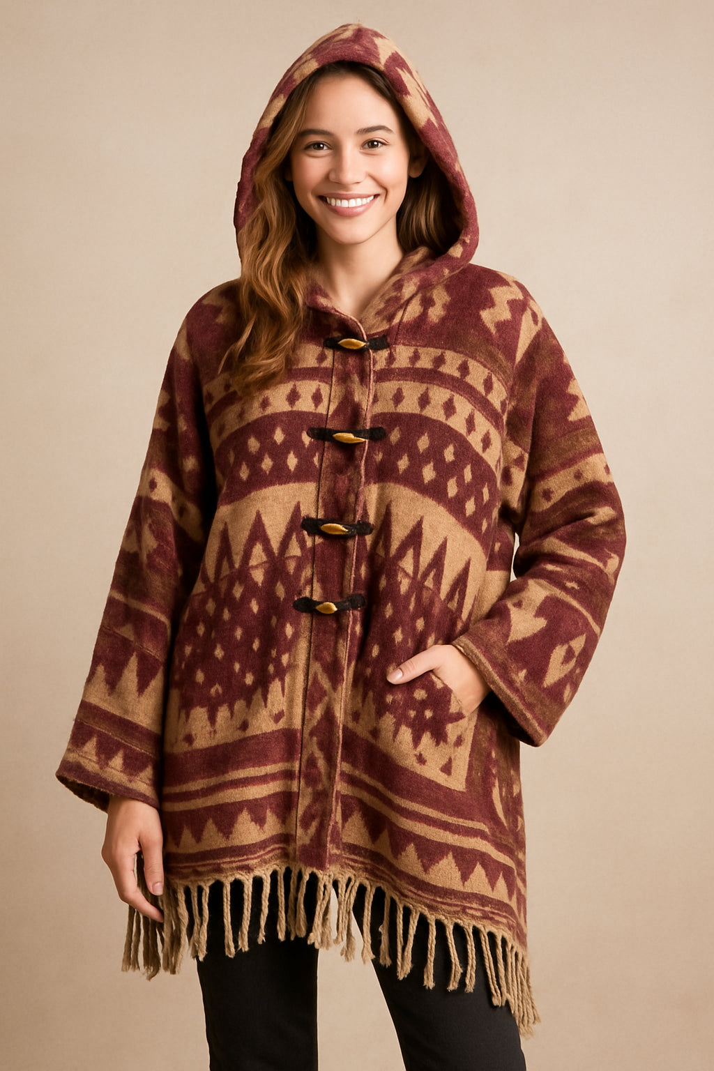 Menikleding-Poncho-Bordeaux-Beige-Aztec-Voorkant.jpg	Boho poncho van wolmix in bordeaux-beige tinten met houten sluitingen – Menikleding