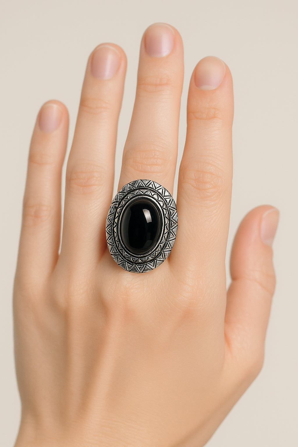 Bohemian Ring met Zwarte Steen – Vintage Zilverkleurig Design | Menikleding