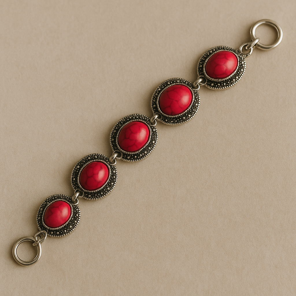 Boho armband met rode cabochonstenen en zilverkleurige details – handgemaakt bohemian accessoire