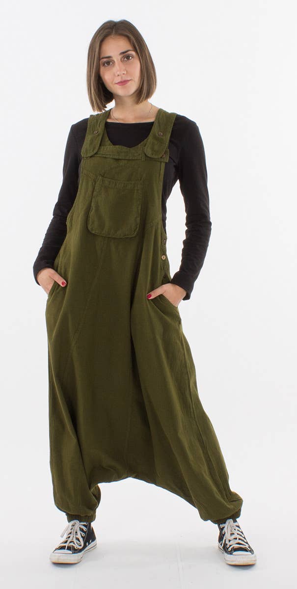 Dames salopette in kaki groen – boho jumpsuit met zwarte longsleeve