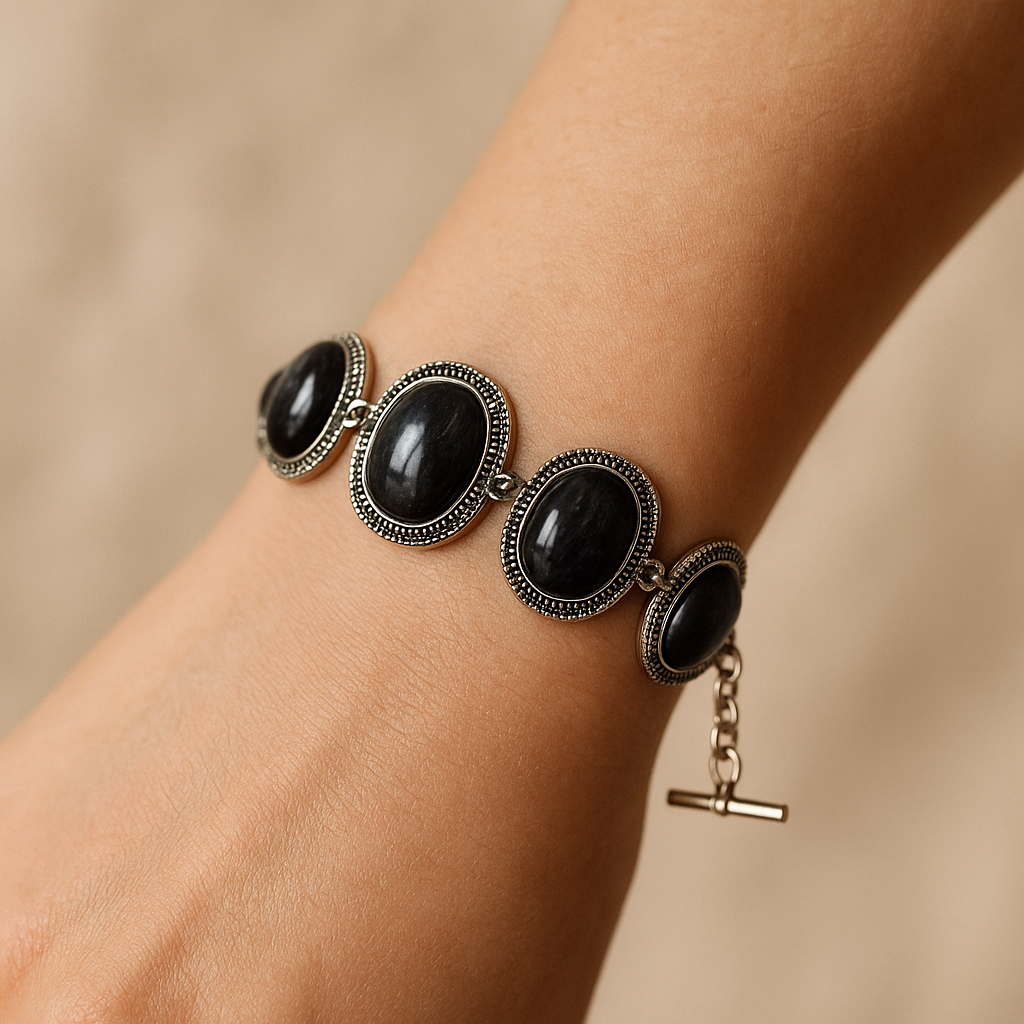 Zwarte boho armband met zilverkleurige afwerking – handgemaakt sieradenaccessoire om de pols