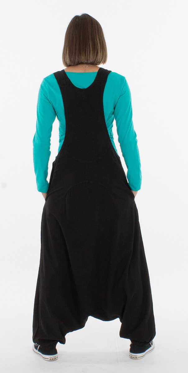 Zwarte salopette jumpsuit voor dames – lange boho overall – achterkant met turquoise top – Menikleding