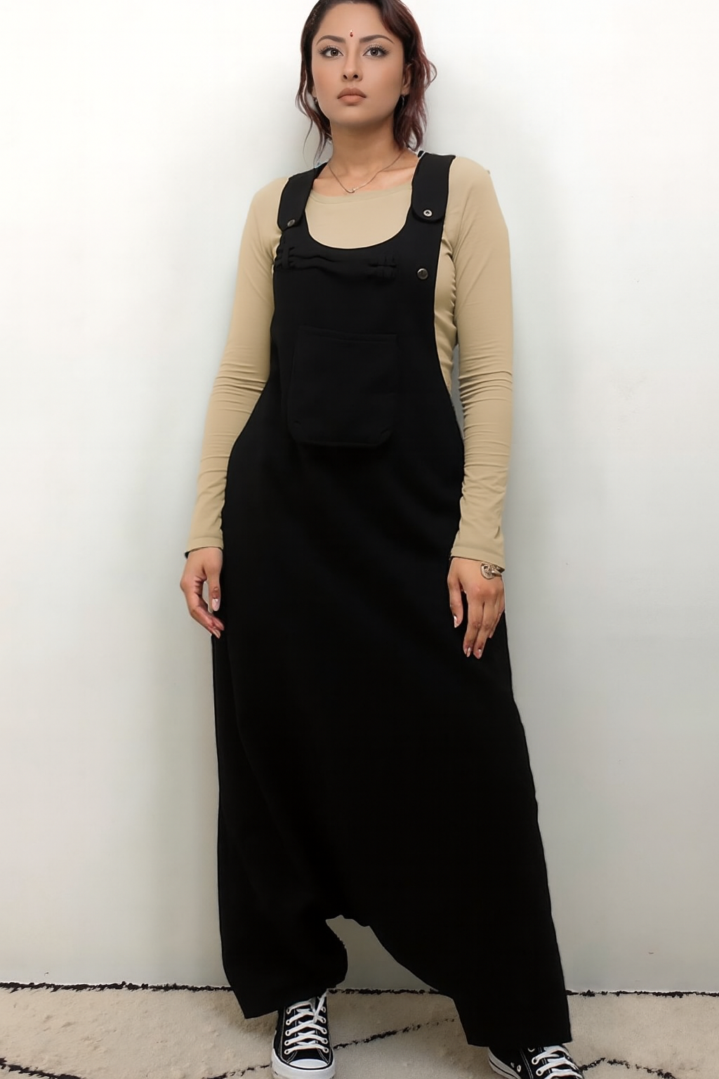 Zwarte salopette jumpsuit voor dames – lange boho overall met beige top – voorkant – Menikleding